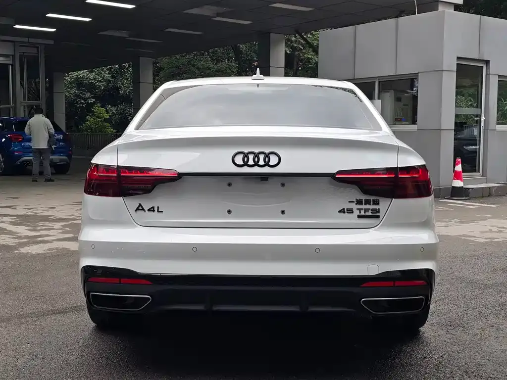 Audi A4L 2023 из CN, фото 6