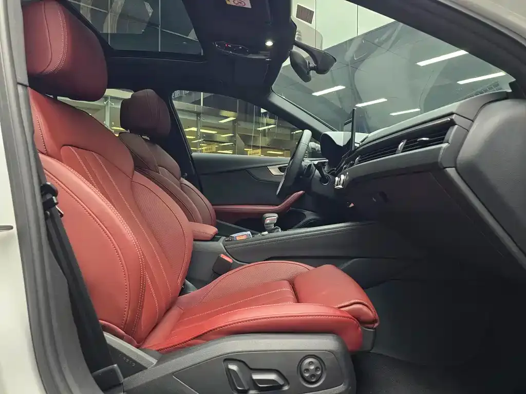 Audi A4L 2023 из CN, фото 9