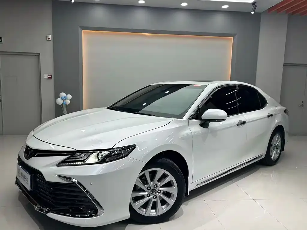 Toyota Camry — фото 1