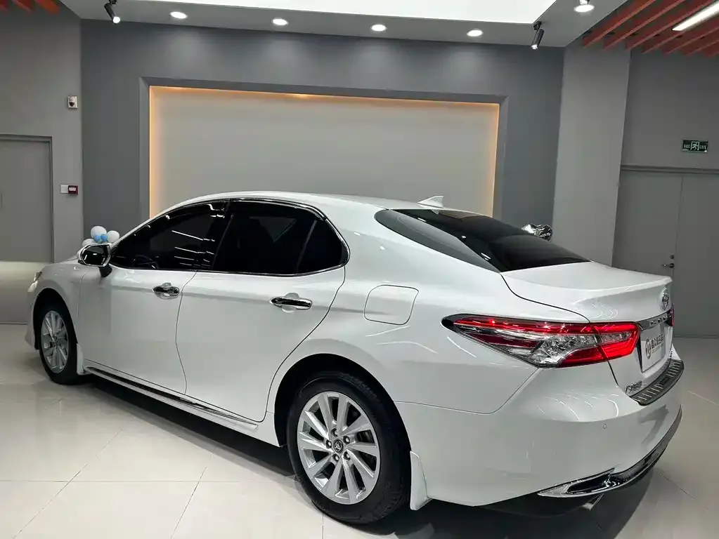 Toyota Camry — фото 6