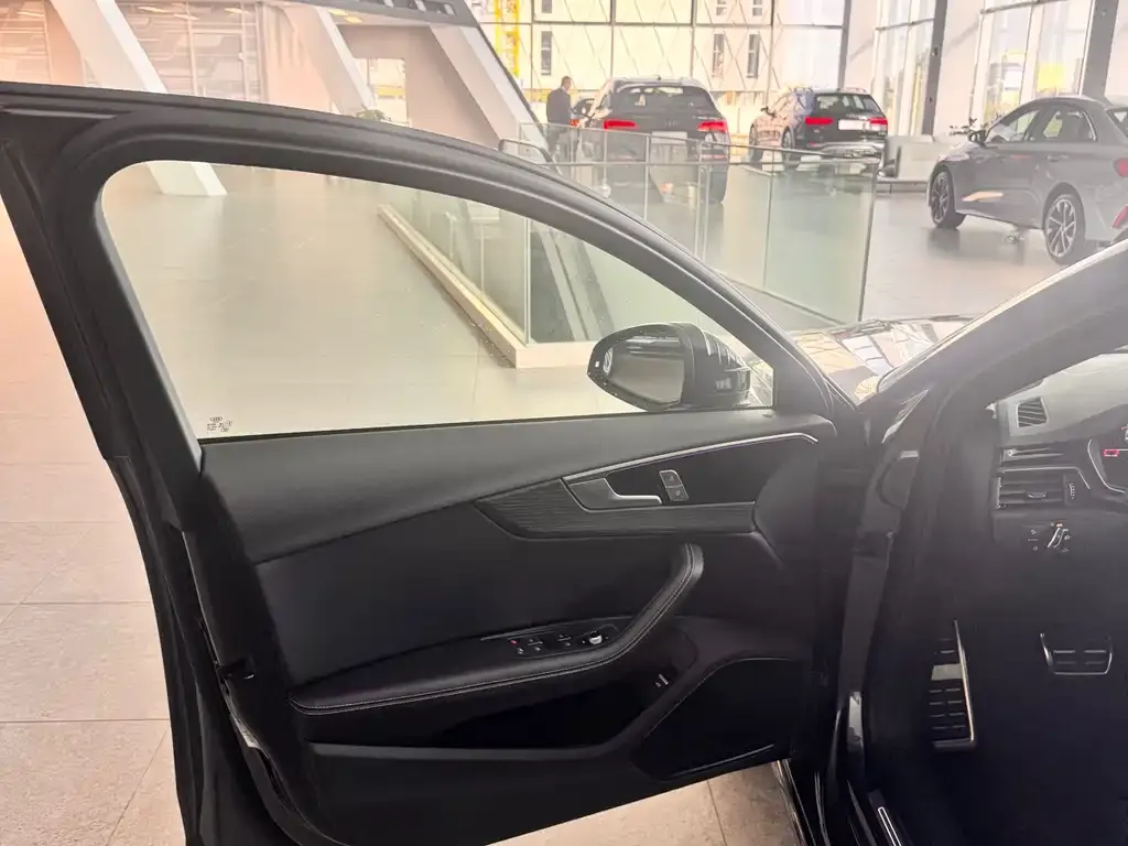 Audi A4L 2024 из CN, фото 10