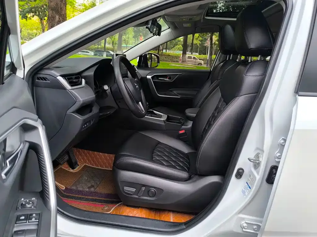 Toyota RAV4 — фото 10