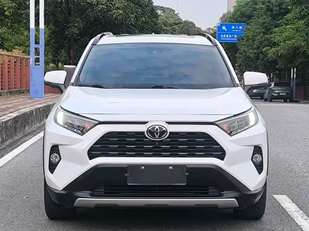 Toyota RAV4 — фото 3
