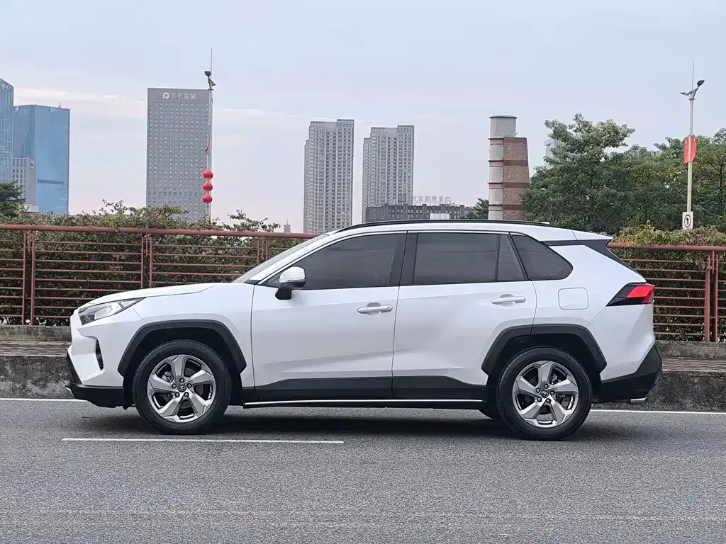 Toyota RAV4 — фото 8