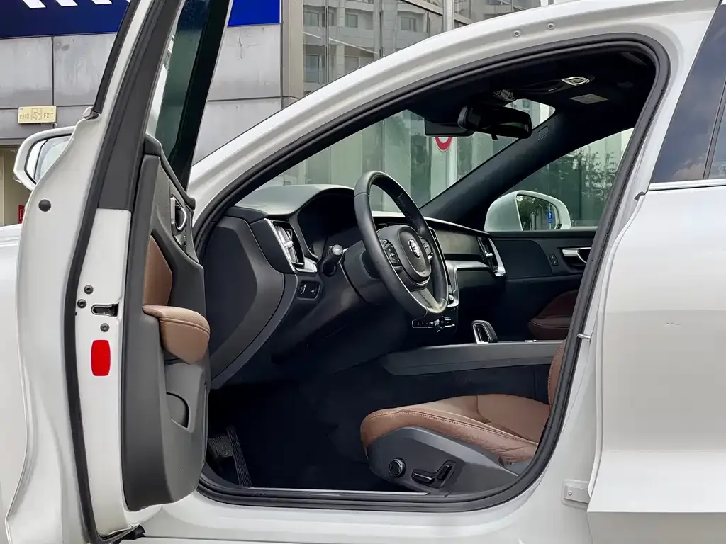 Volvo S60 2022 из CN, фото 4