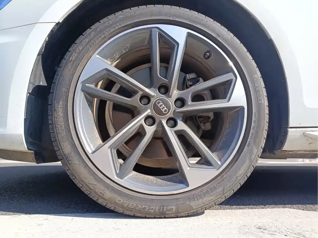 Audi A4L 2023 из CN, фото 4