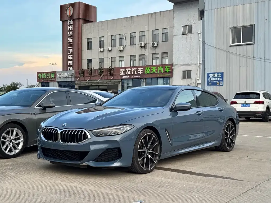 BMW 8 Series — фото 1