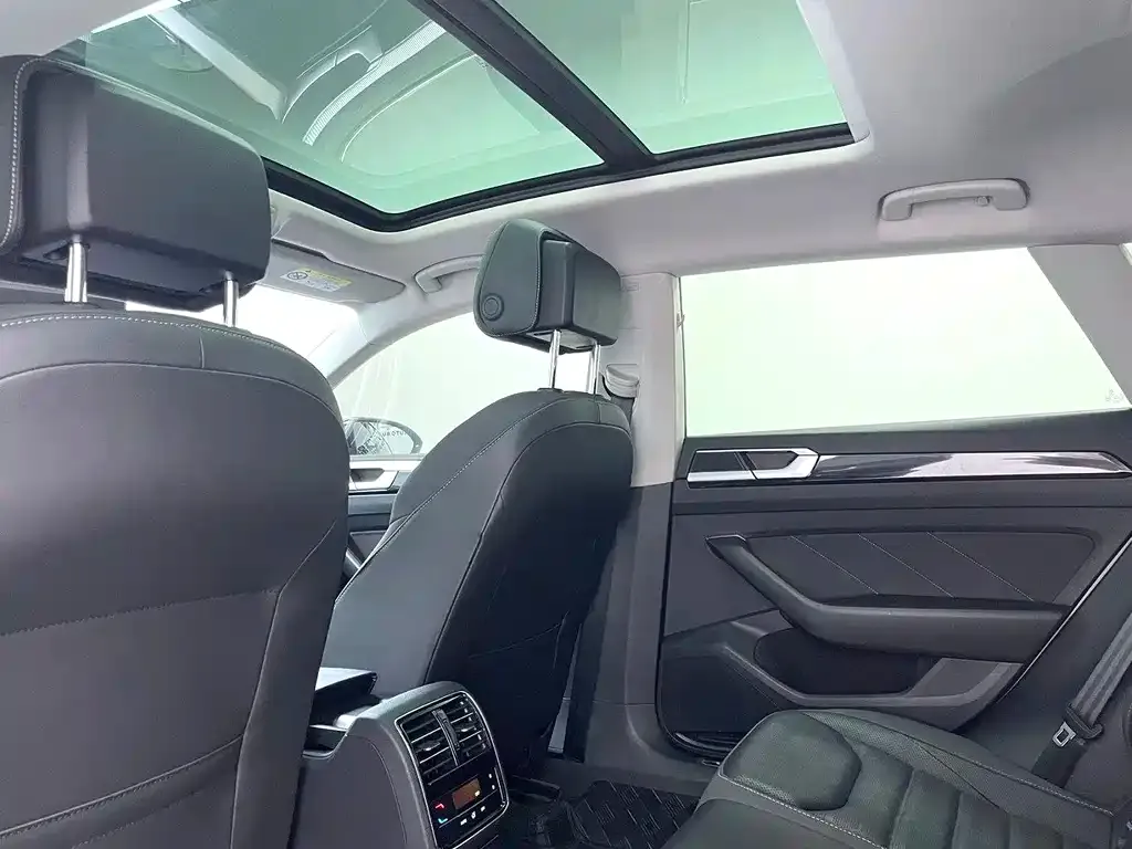 Volkswagen CC 2023 из CN, фото 2