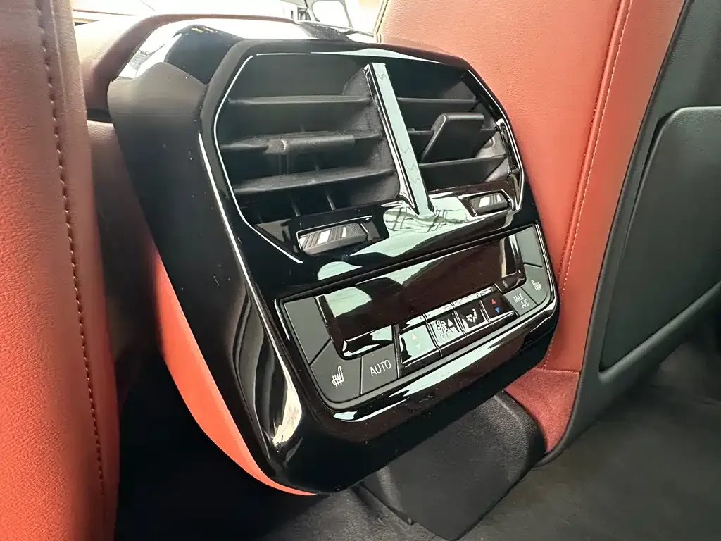 BMW iX M60 2024 из CN, фото 8