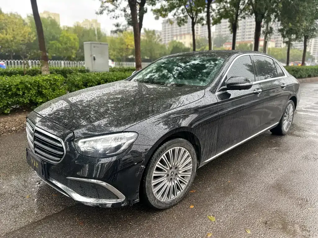 Mercedes-Benz E-Class — фото 1