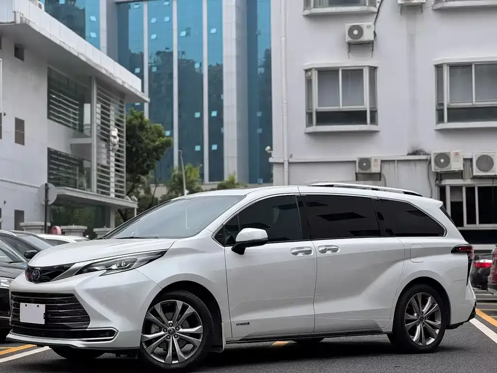 Toyota Sienna 2023 из CN, фото 1