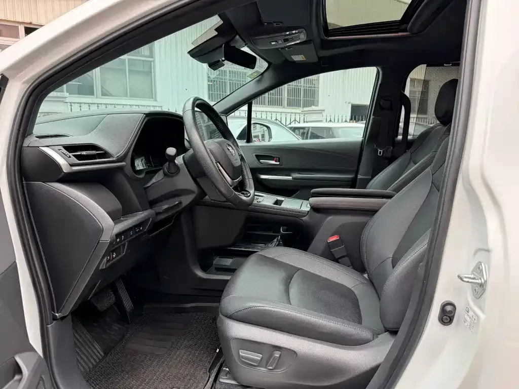 Toyota Sienna 2023 из CN, фото 4