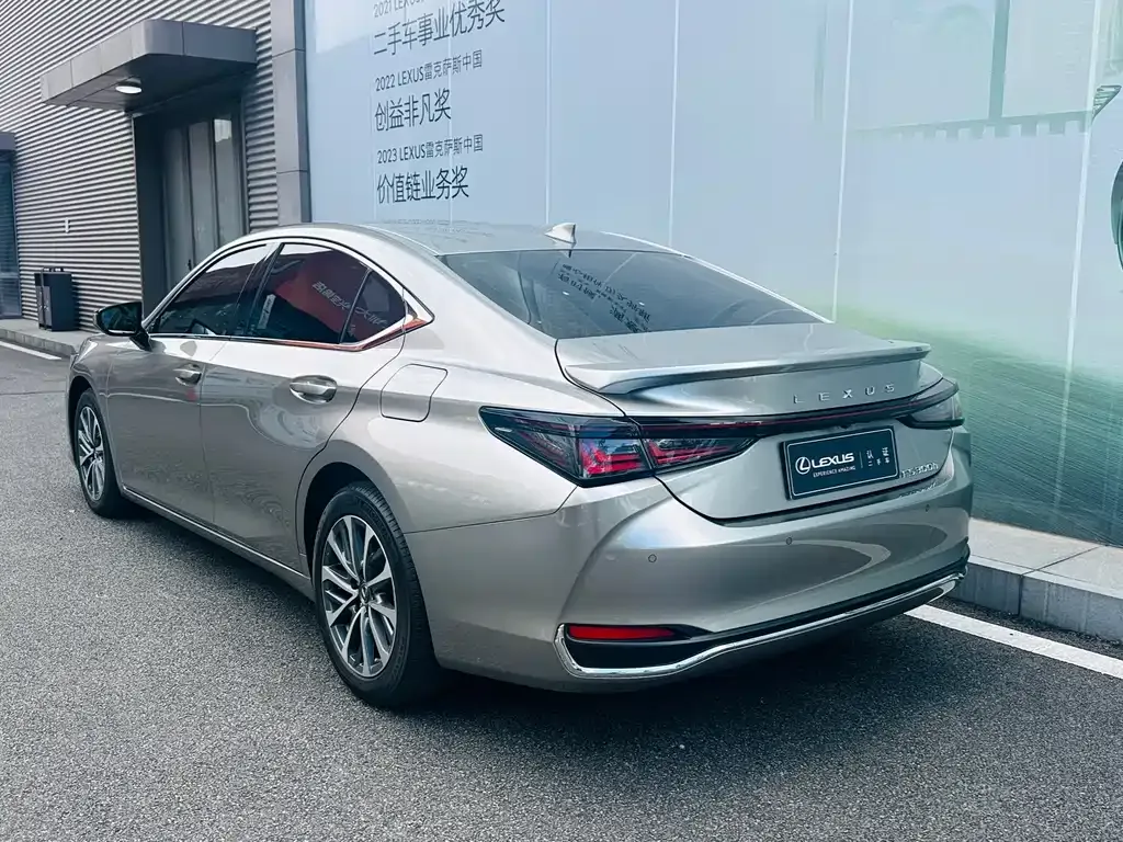 Lexus ES — фото 10