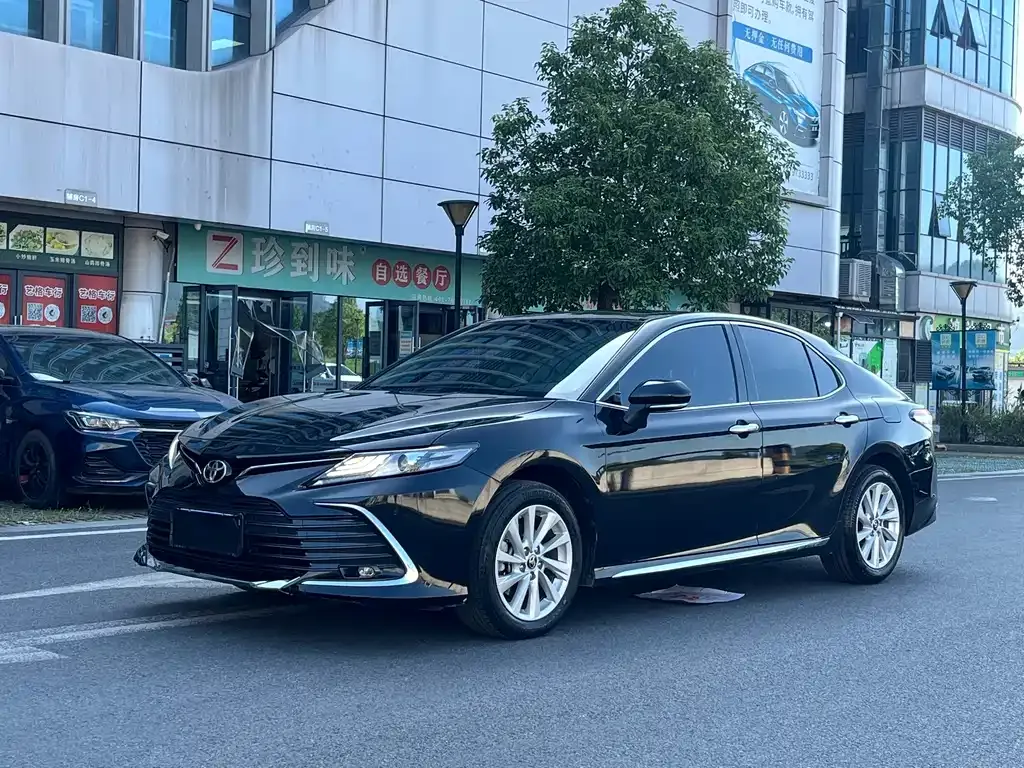Toyota Camry — фото 1