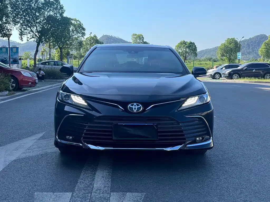 Toyota Camry — фото 2
