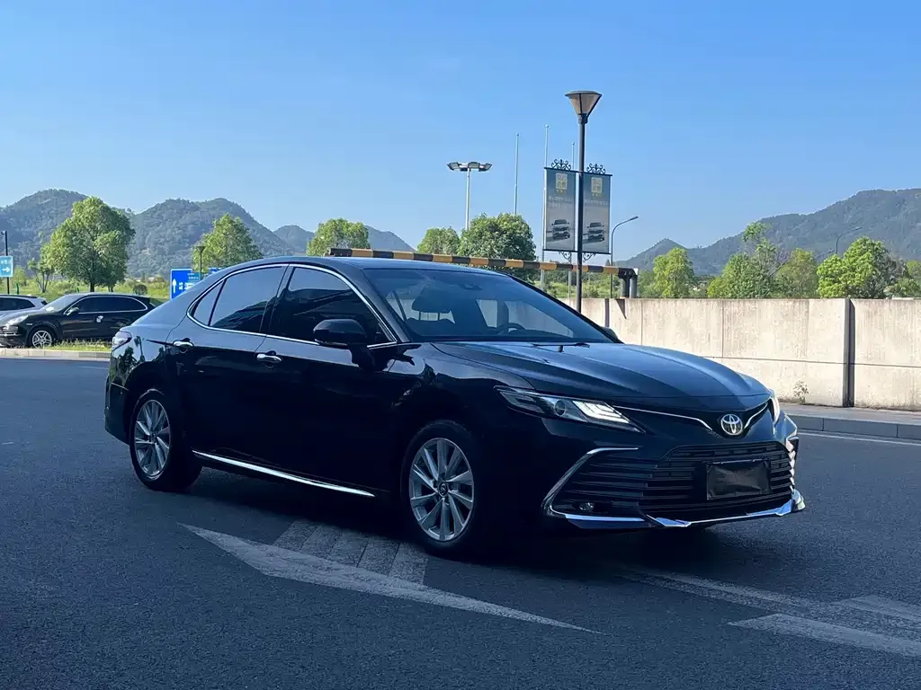 Toyota Camry — фото 3