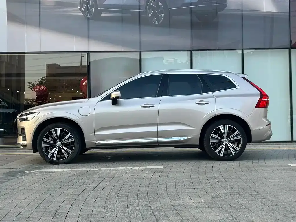 Volvo XC60 PHEV 2023 из CN, фото 3