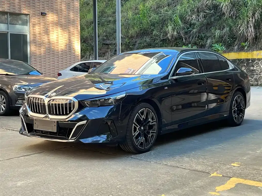 BMW 5 Series 2024 из CN, фото 1