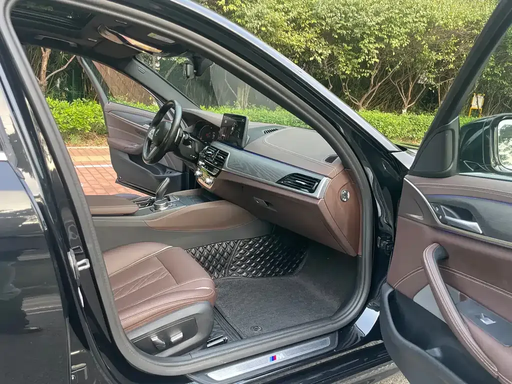 BMW 5 Series 2023 из CN, фото 10