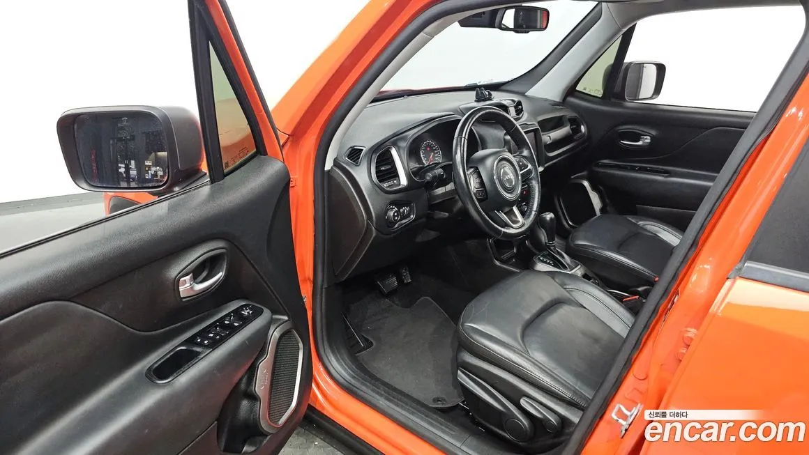 Jeep Renegade — фото 10