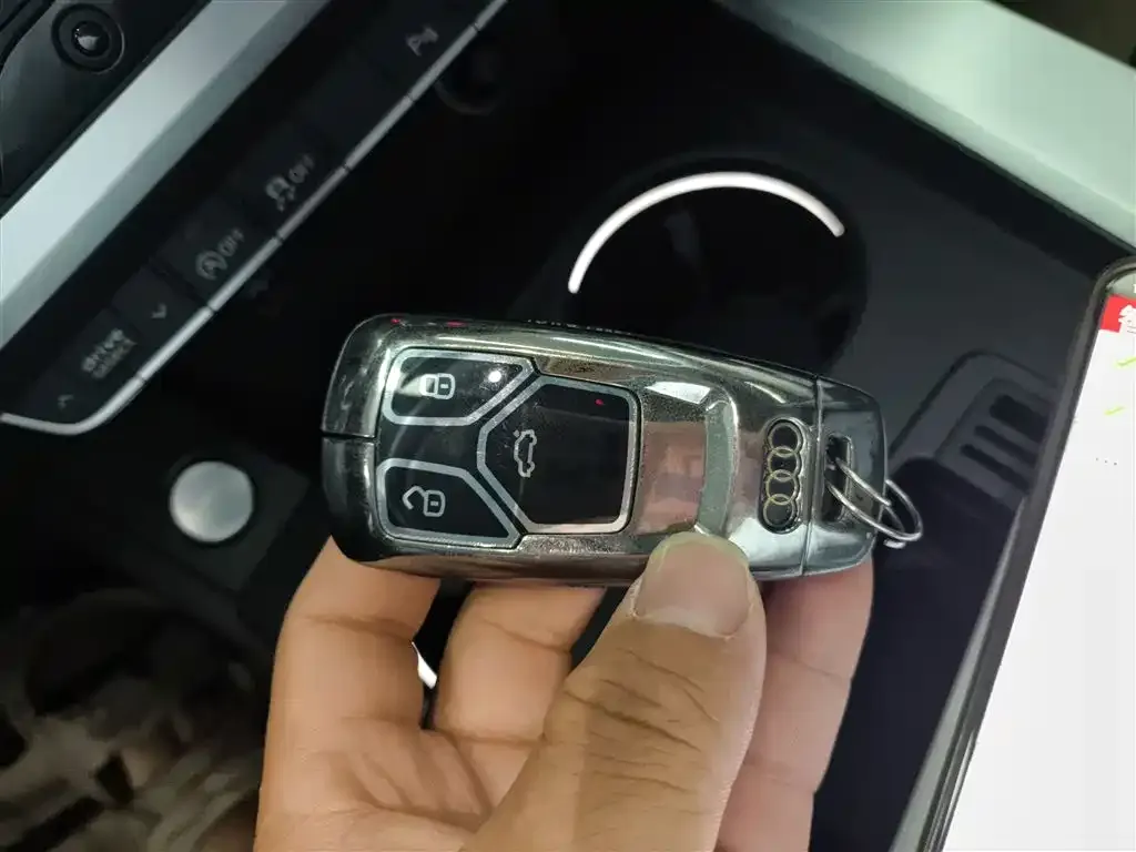 Audi A4L 2021 из CN, фото 9