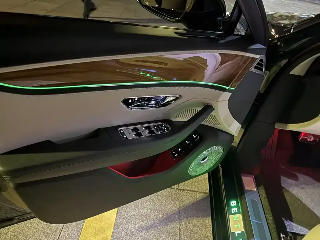 Bentley Flying Spur PHEV 2023 из CN, фото 5