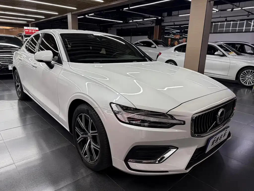 Volvo S60 2024 из CN, фото 3