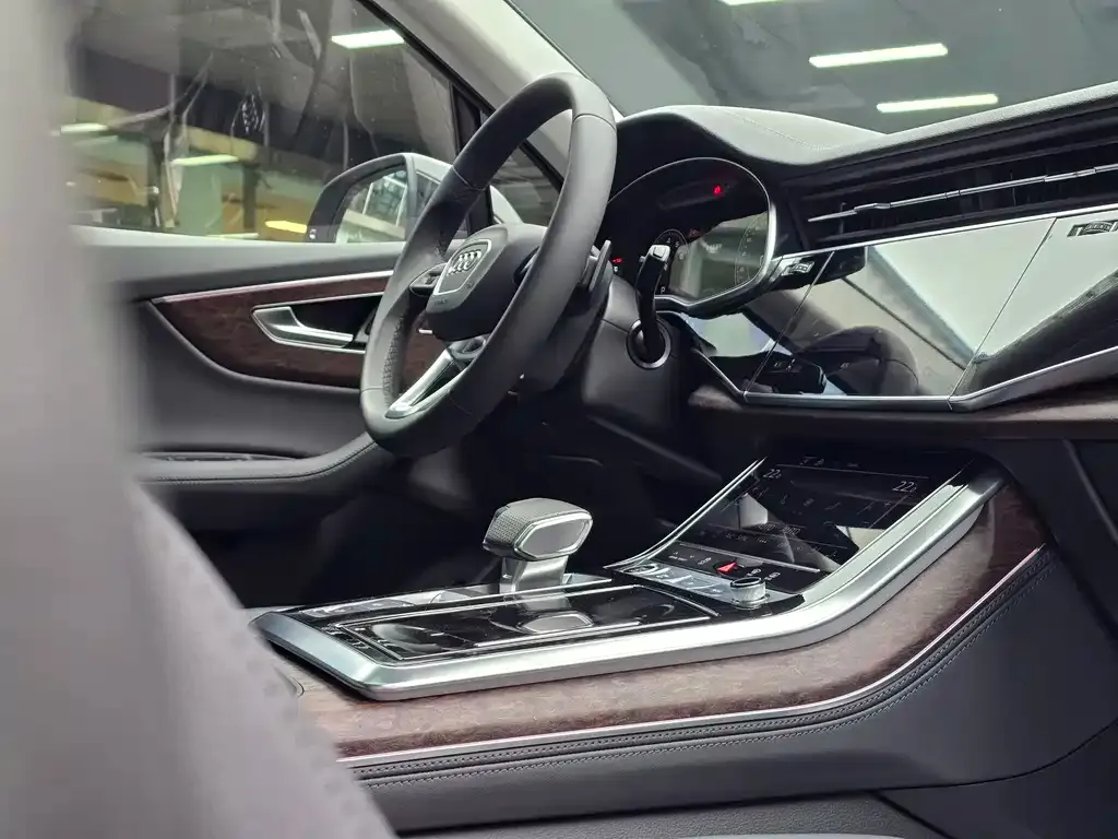 Audi Q7 2023 из CN, фото 10