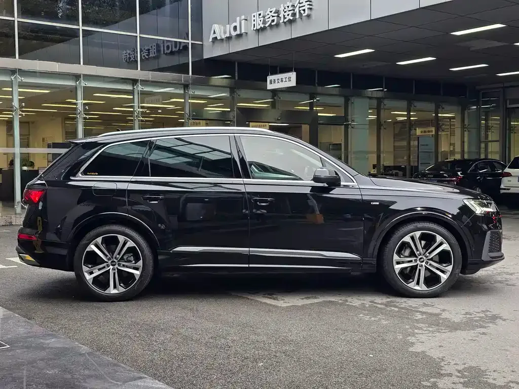 Audi Q7 2023 из CN, фото 4