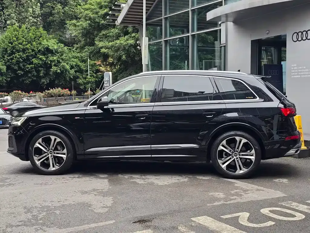 Audi Q7 2023 из CN, фото 7