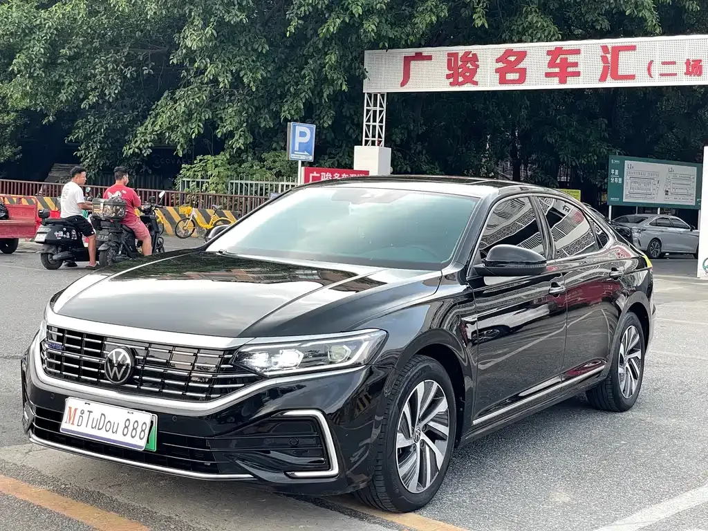Volkswagen Passat New Energy — фото 1