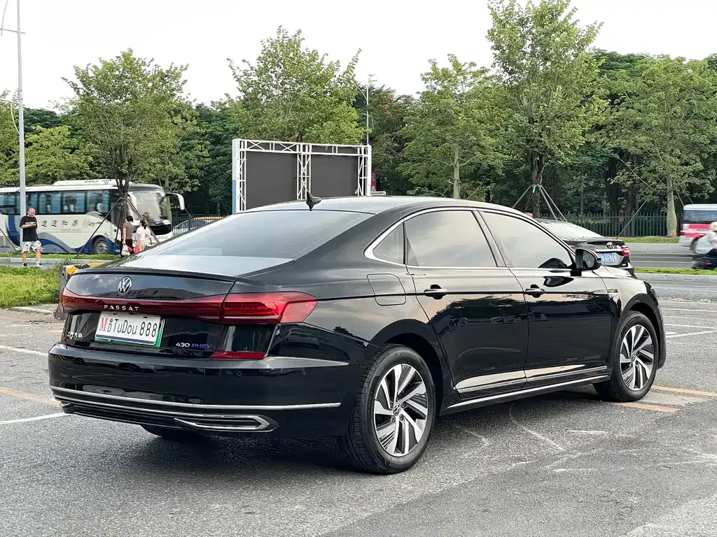 Volkswagen Passat New Energy — фото 10