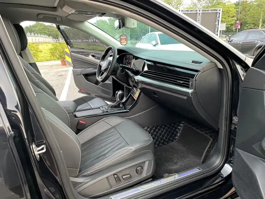 Volkswagen Passat New Energy — фото 9
