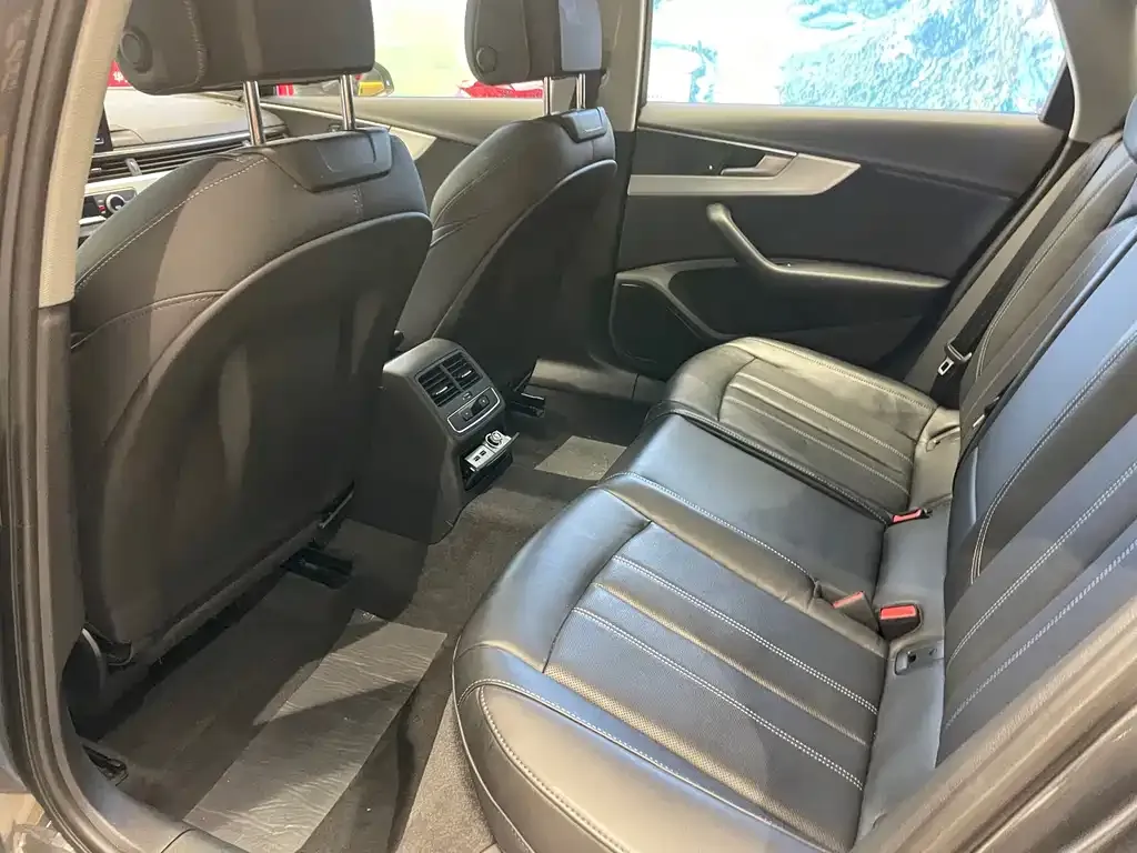 Audi A4L 2023 из CN, фото 9