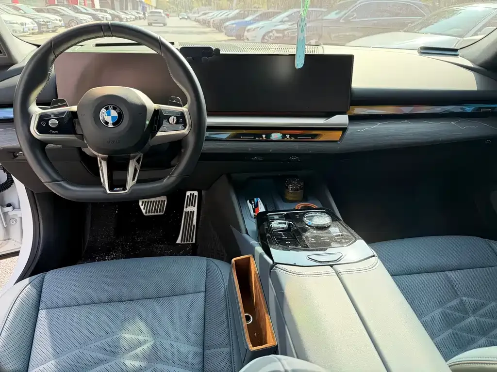 BMW 5 Series — фото 4