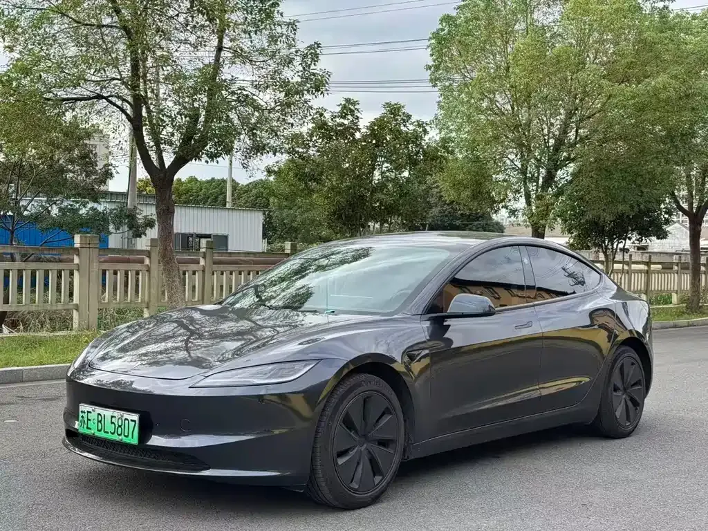 Tesla Model 3 — фото 1