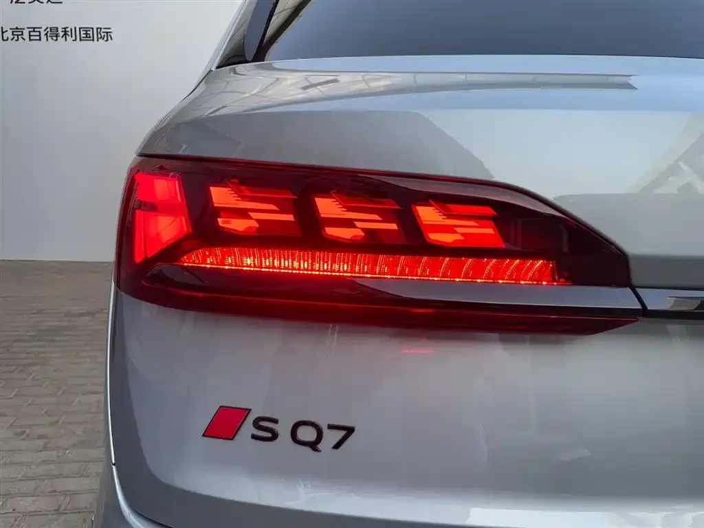 Audi SQ7 2024 из CN, фото 8