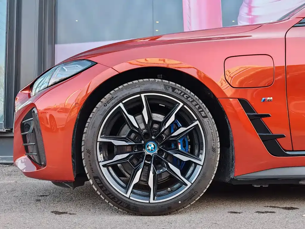BMW i4 — фото 10