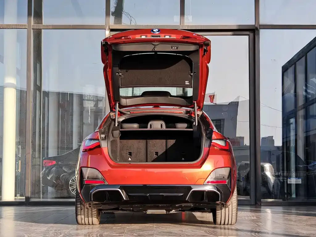 BMW i4 — фото 7
