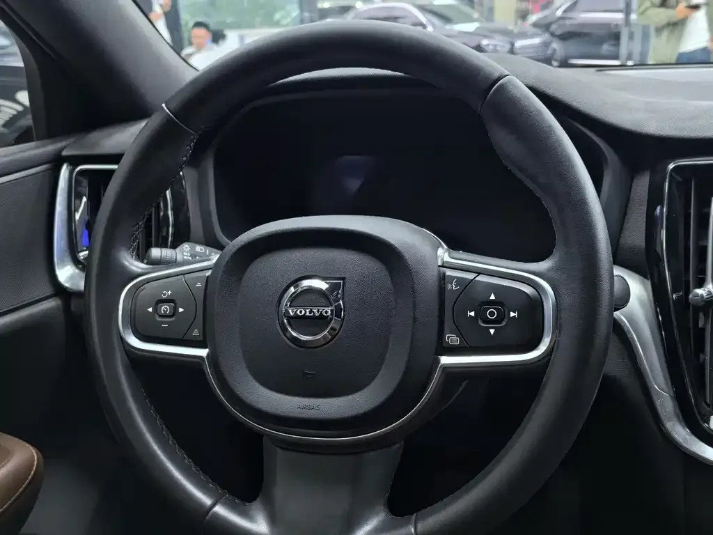Volvo S60 — фото 10
