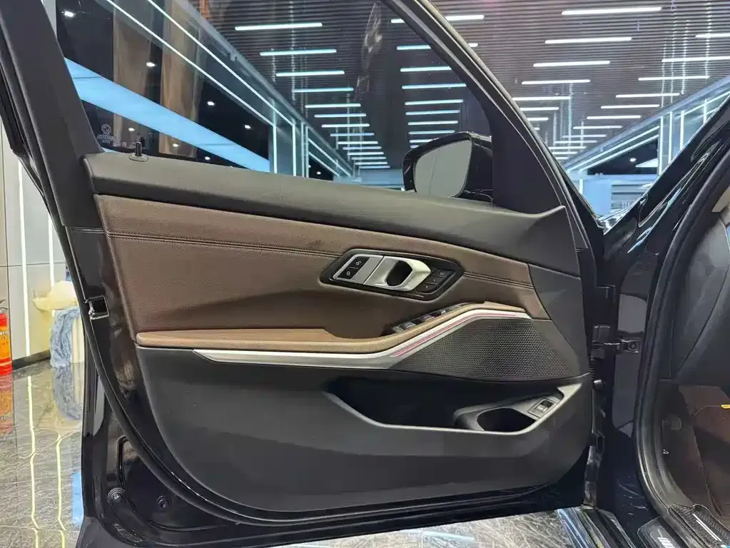 BMW 3 Series 2023 из CN, фото 10