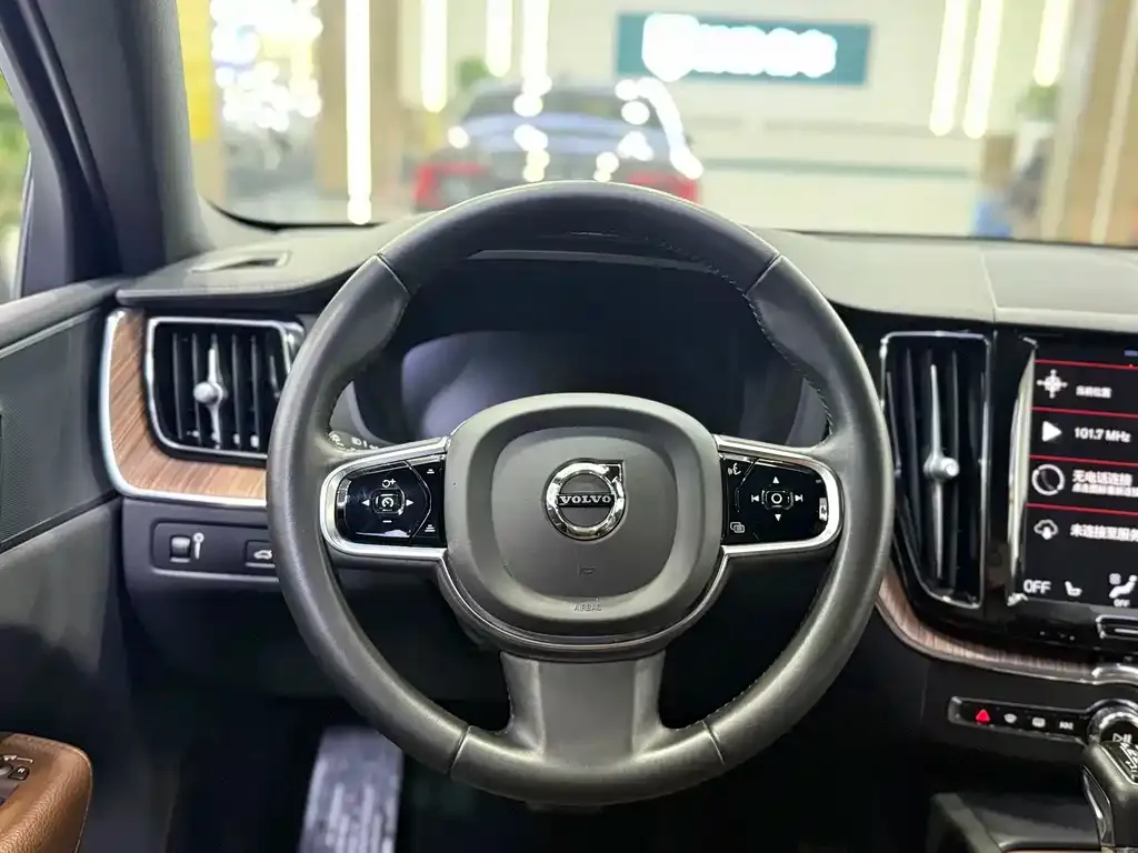 Volvo XC60 — фото 6