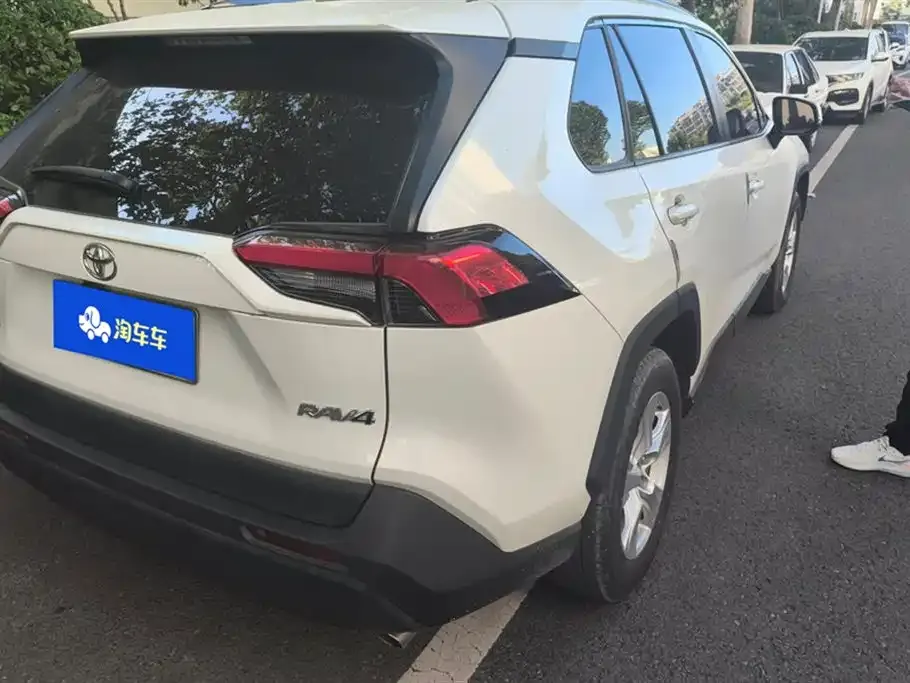 Toyota RAV4 — фото 3
