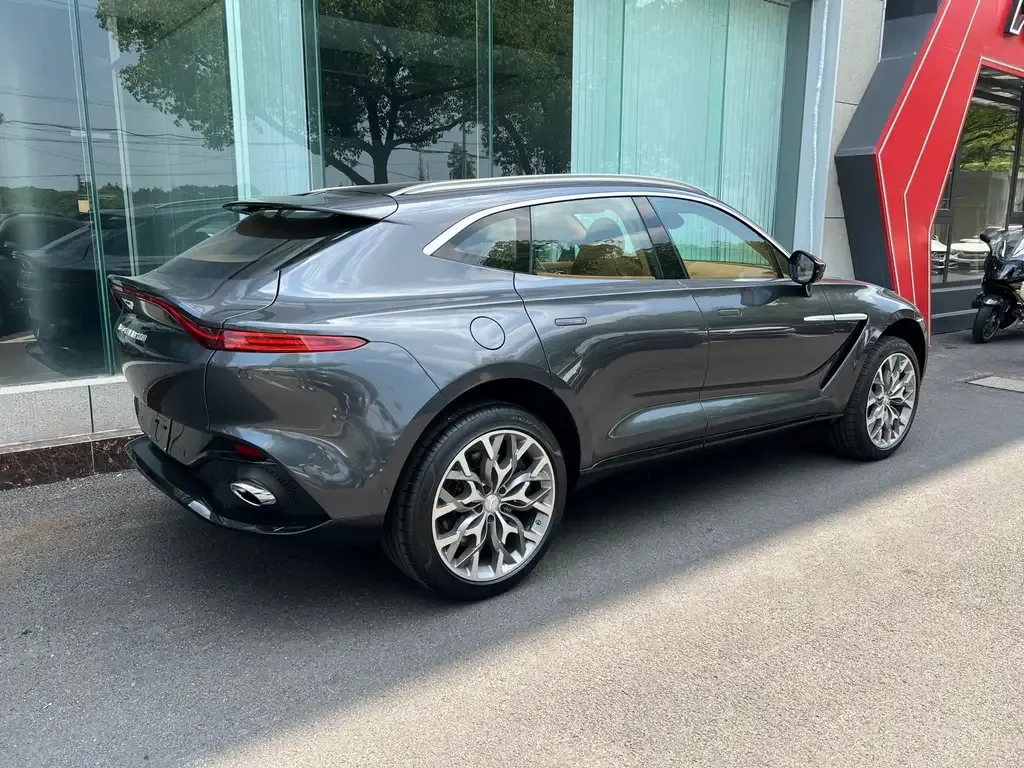 Aston Martin DBX — фото 5