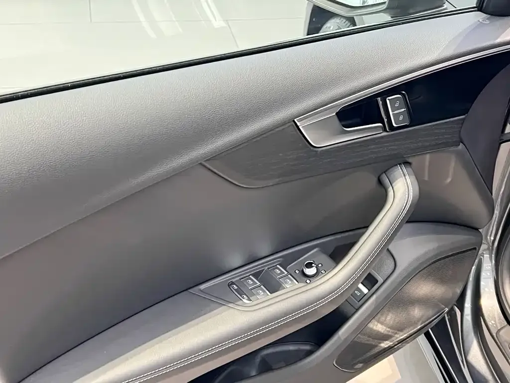 Audi A4L 2024 из CN, фото 4