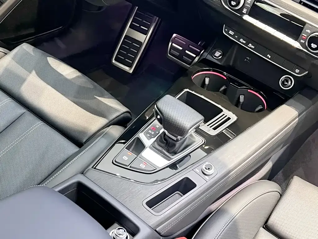 Audi A4L 2024 из CN, фото 7