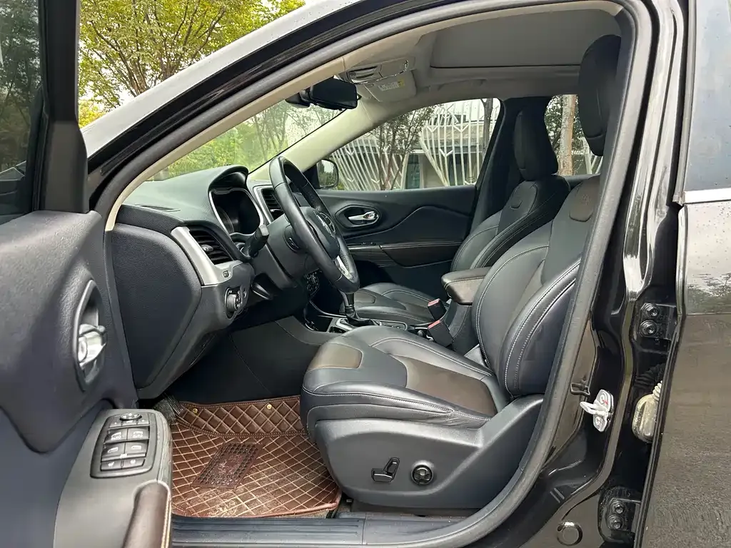 Jeep Cherokee 2021 из CN, фото 4