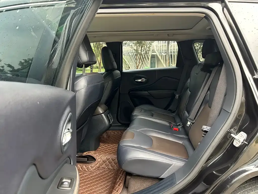 Jeep Cherokee 2021 из CN, фото 6