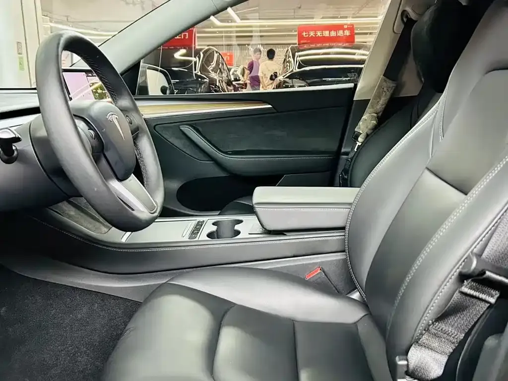 Tesla Model Y — фото 10