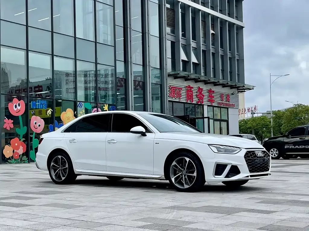 Audi A4L 2022 из CN, фото 3